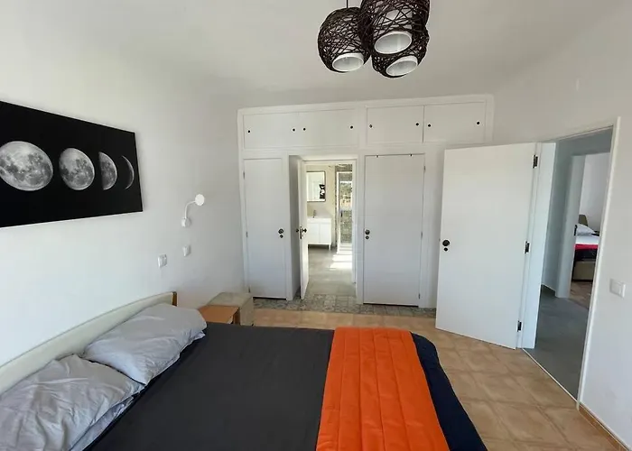 Spacious Villa. Large Rooftop. 4 Bedroom Sleeps 8